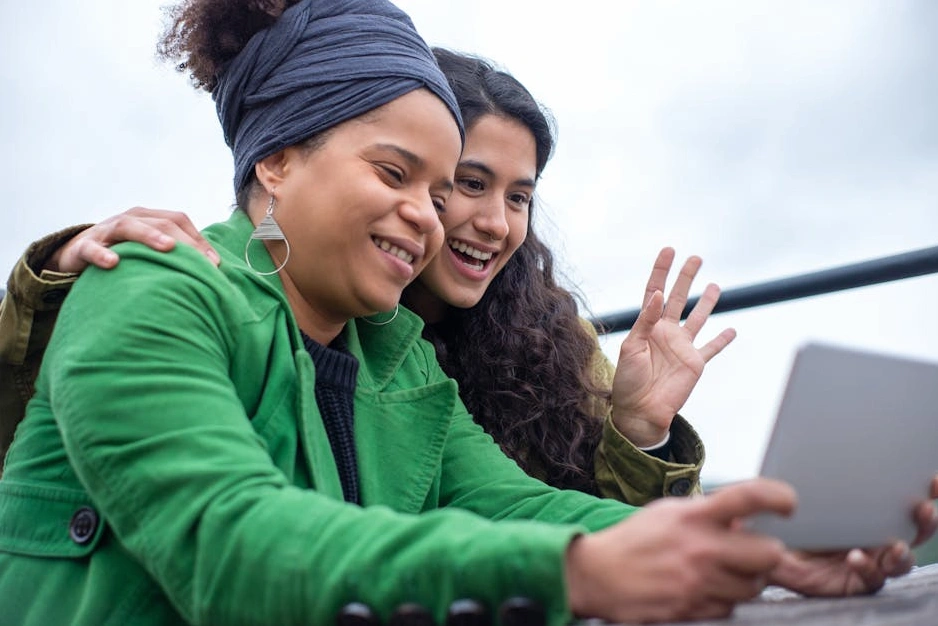 Lächelnder Anleger prüft Aktienkurse auf seinem Tablet
